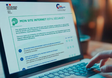 Un entrepreneur travaillant sur son ordinateur portable