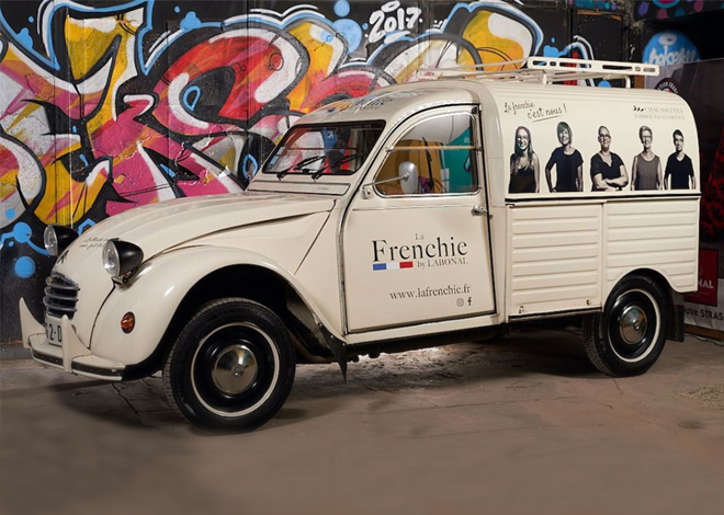 Ancien modèle de voiture portant la nouvelle identité graphique de la marque La Frenchie